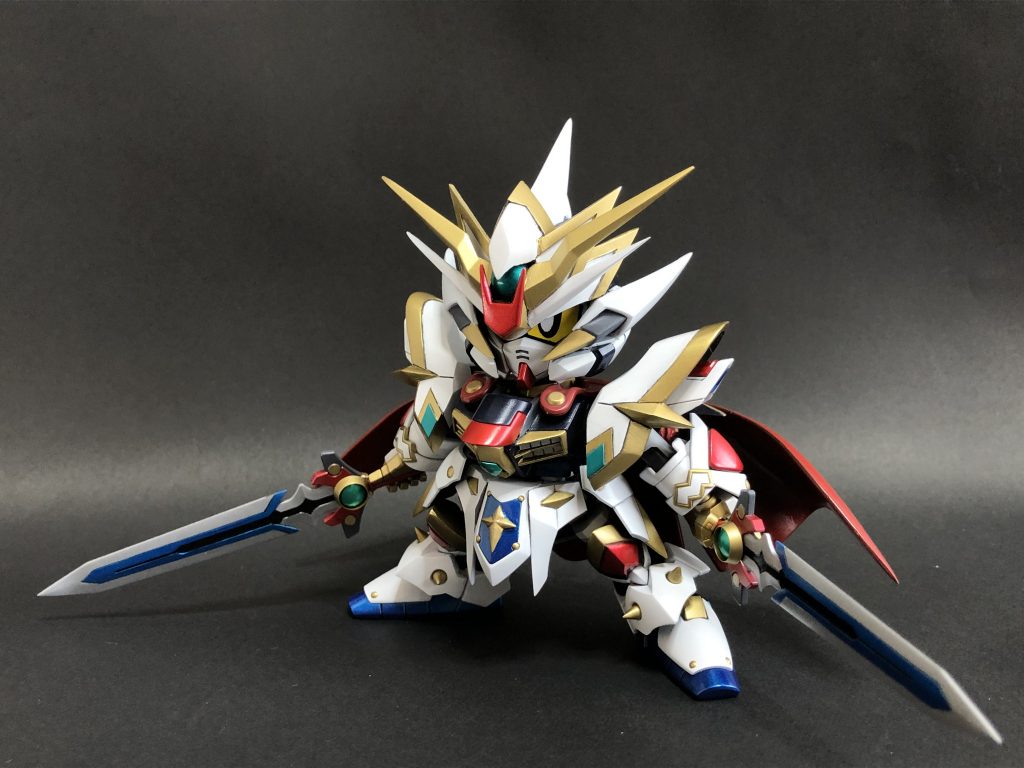 騎士ストライクフリーダム。皇騎士達が活躍する世界とは別の次元、戦乱渦巻くスダドアカワールドの騎士。先の対戦の英雄。二振りの長剣を扱う近距離パワー型の騎士。