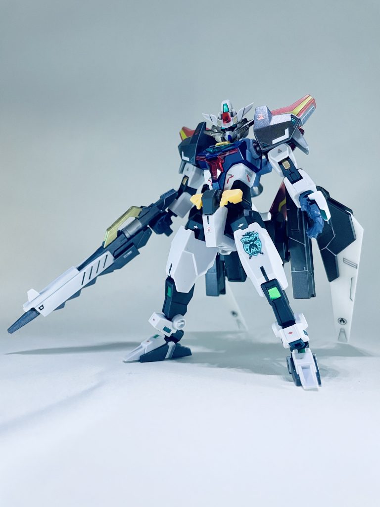「コアガンダムver.3.0 通称G-3だ」ということで先ずはいつも通りコアガンダムから。オリジナルの新規コアガンダムとして、3号機目を作りました。胸部はブラックに極めて近い紺色にし、肩の黒はグラデーション加工しました。頬に追加パーツを着け、ツインアイはプラ板でキリッとした目を作って貼り付けました。