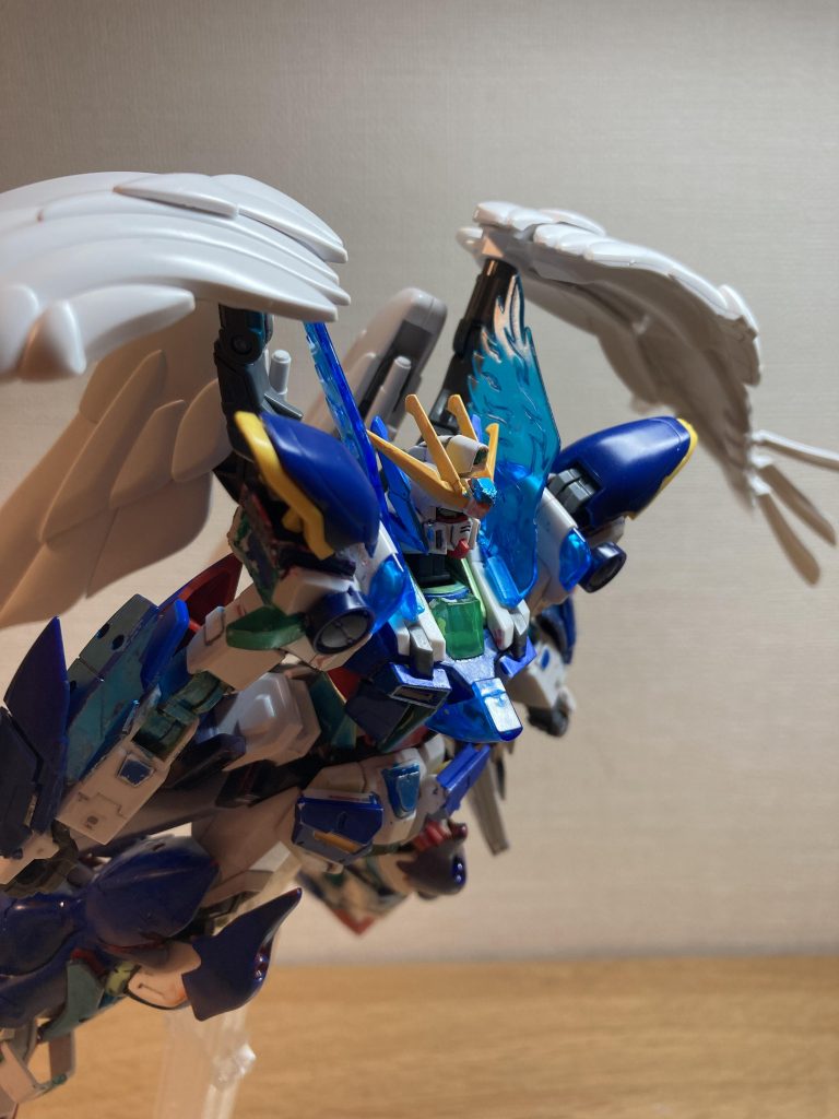 基本的にはゼロパーツを上半身に多く使っている。特に大きく変化が見られるのはバックパックである。ゼロのバックパックをそのまま移植した形になるがスラスターが増設されているためゼロよりも機動力は上がっている。