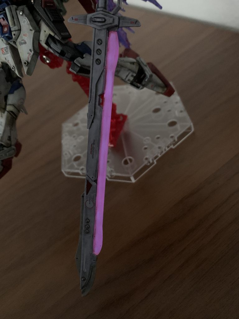 アロンダイトやライフルのスコープ部など武器類にも塗布して光らせてます。