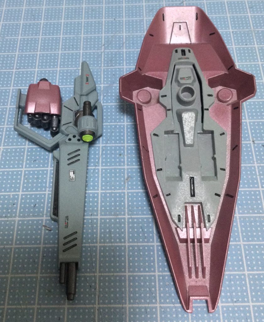 塗り分けが非常にめんどくさいのがシールド裏！でも塗り分けるとやっぱカッコいいですね。