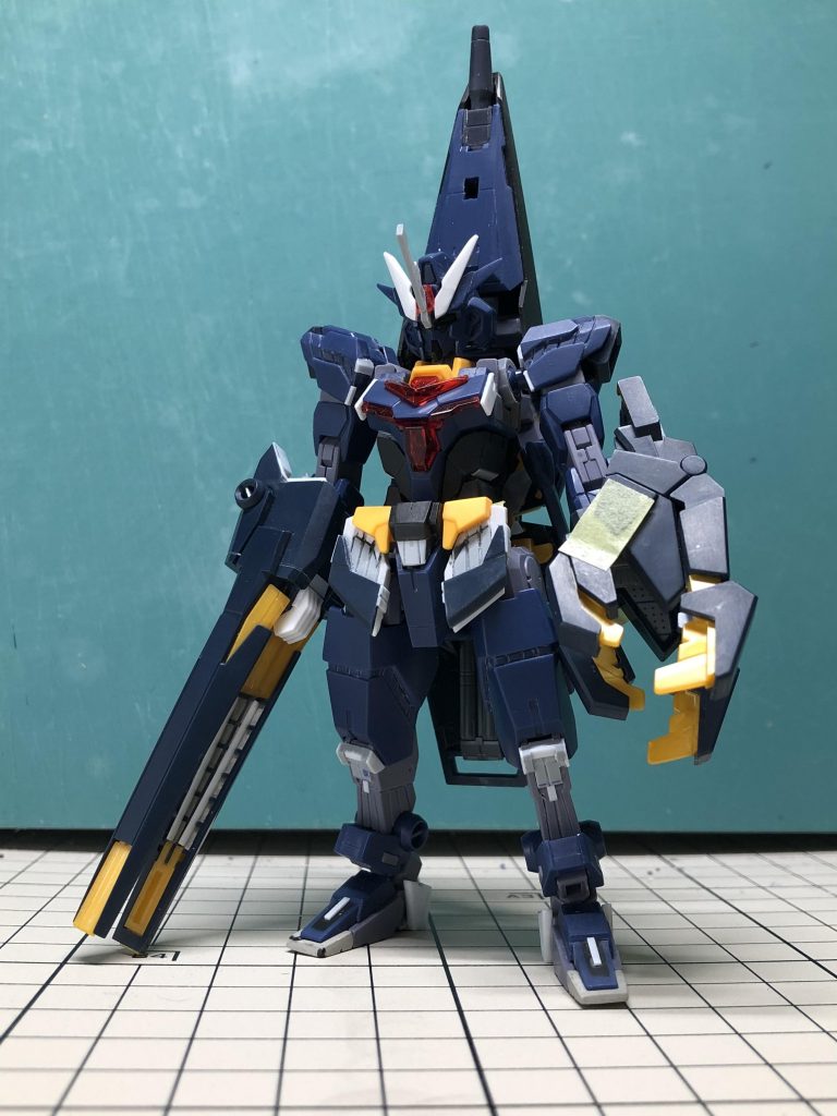 塗装時に壊れた前アンテナと共に。フロントアーマー以外のサイコフレーム部はとにかく彫りました。クドくなると思って外装部のスジ彫りは最小限にしましたが、写真に撮ってみるともっと多くても良かったかなと思います。ともあれ、これにて人生初のコンテストに出品完了です。よろしくお願いします。