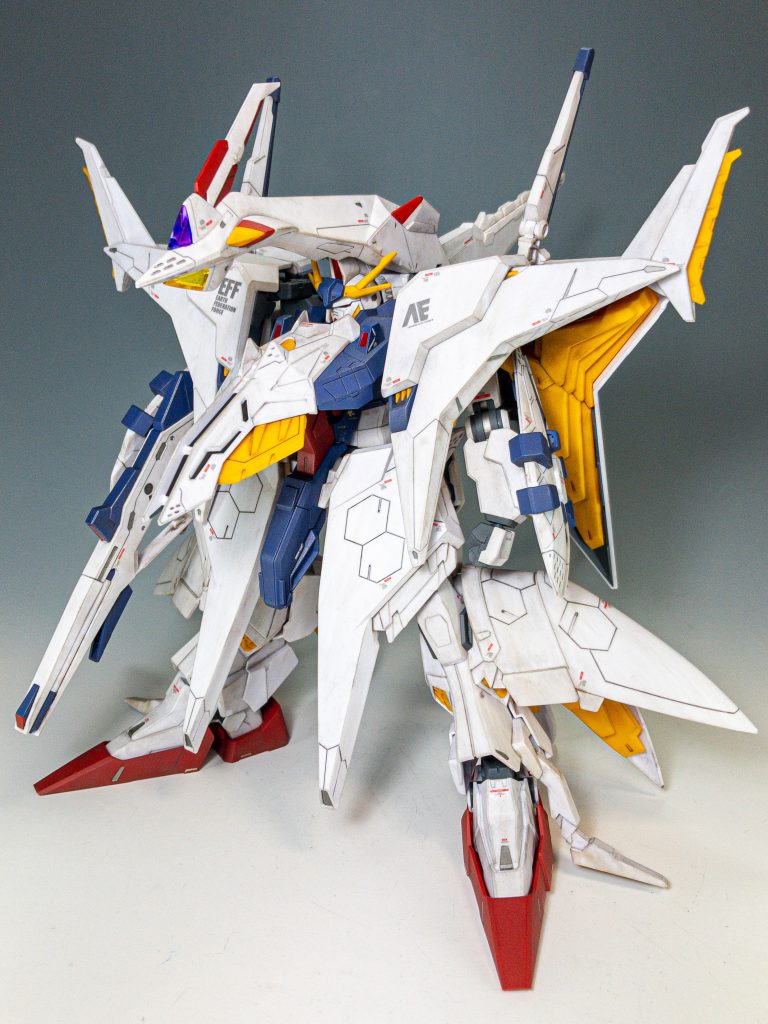 フロントビューです。存在感がスゴイです!ボリュームはΞガンダム以上ですね。フライトユニット機首のクリアパーツは、ガンダムマーカーエアブラシにマッキーを取り付けて、クリア塗装しています。ペーネロペーは連邦軍正式採用機なので、堂々とアナハイムマークを付けられますね(笑)