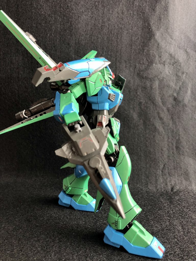 武器を掴んでいるという描写が好きですね脳内設定として、ファンネルの操作までは行えないものの、ある程度のサイコミュ操作が可能な「ニュータイプのなりそこない」パイロットが性能実証テストの為に、このあり合わせの機体でネオジオン残党迎撃任務へあたる事になる…みたいなやつです。目視での誤認を狙ったジェガン風カラー