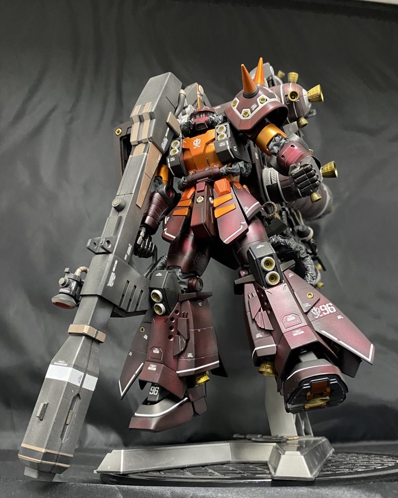 サイコザクの基本色な配色は、周到しながらダークブラウンとクリアオレンジで機械的な質感を表現。