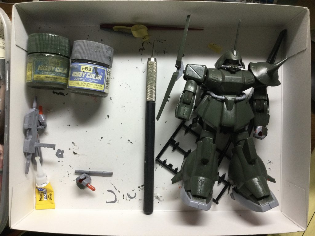 塗装にあたってはヤスリがけやサフ吹きは一切せず、水性塗料で直に筆塗りを行っています。