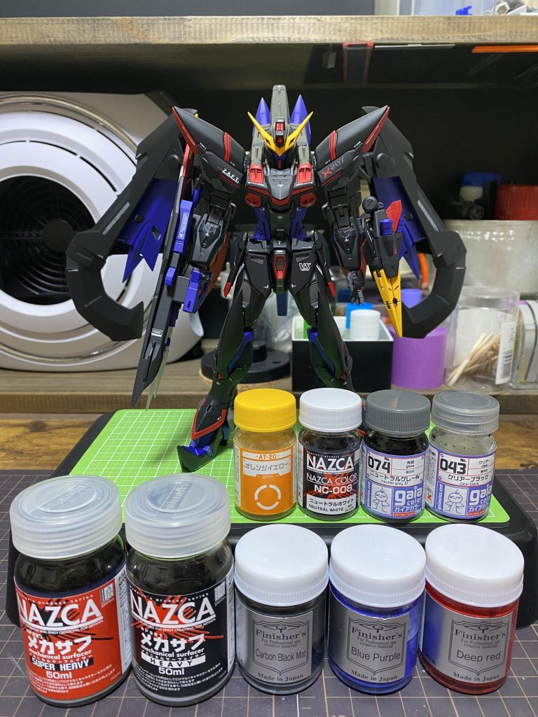 塗料です。フレームはメカサフのヘビィとスーパーヘビィを1:1で割ったもので塗装しました。メインのブラックはカーボンブラックマットの上にクリアーブラックを塗装しています。ご覧頂きありがとうございました( •̀ᴗ•́ )