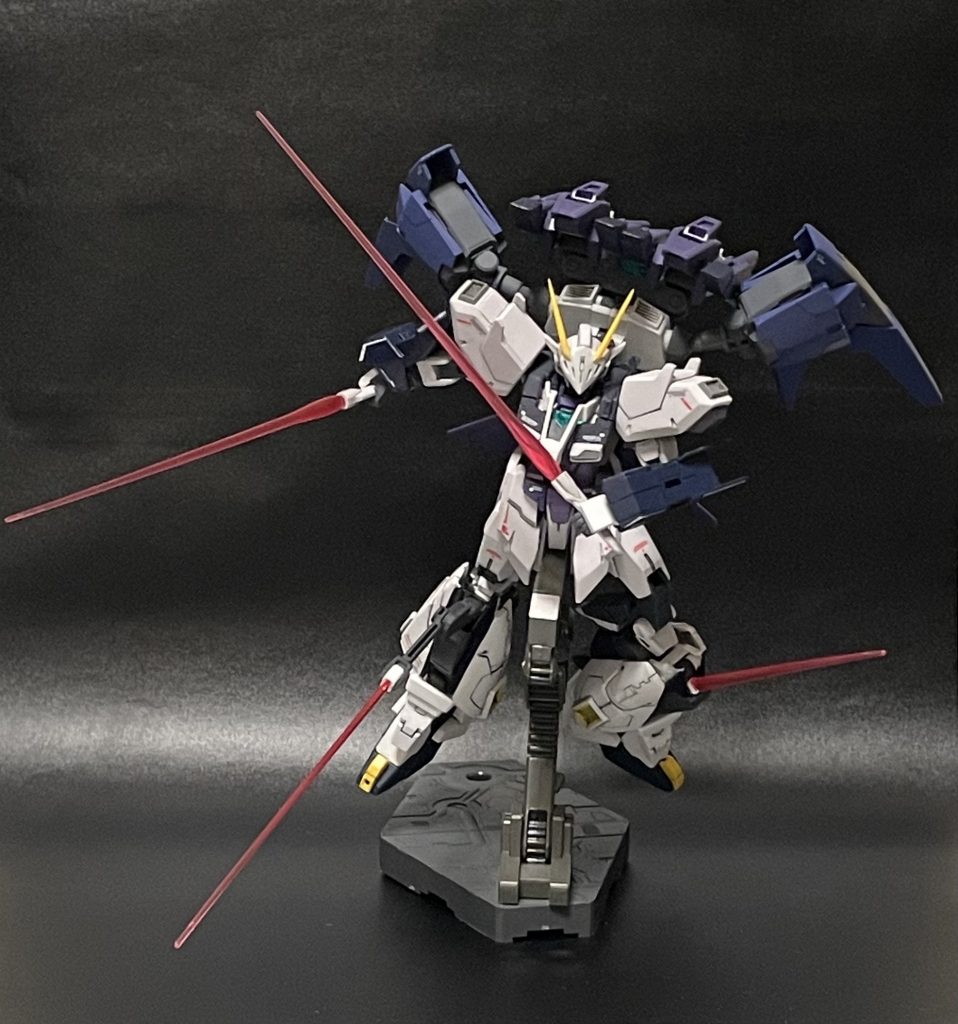 「4刀流」背中の２振り、膝の隠し(隠れてないけど)サーベルでの近接戦闘を得意とする機体。更に背中に装備された、ソードビットも展開可能。