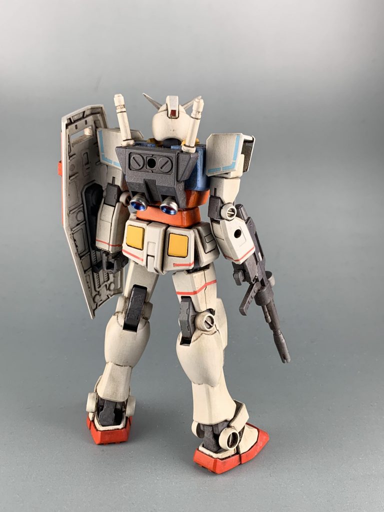 武器やバックパックはリバイブガンダムから流用しました。無改造で付きます。関節部分は隙間が大きく感じたので埋めています。