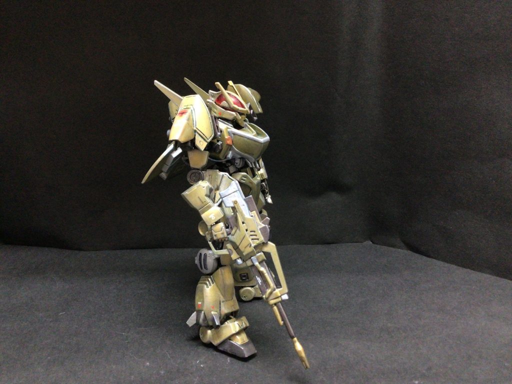 横から。右手の武装は「速射型レーザードガン」