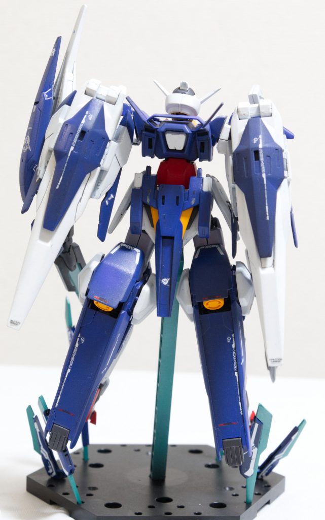 （少々斜めですが）背後からの一枚、普段はあまり背中に物を載せないように改造しているのですが、今回のように沢山バーニアやブースターを追加するとロボットらしさが出てよいかもしれませんね。