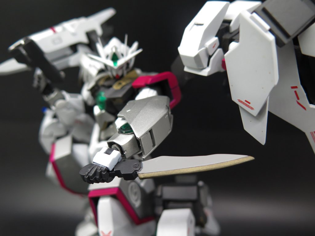 GNアーミーナイフ左の武装ラッチに装備されるの小型実体剣。刀身にGN粒子を纏うことで、高い切断力を有する。