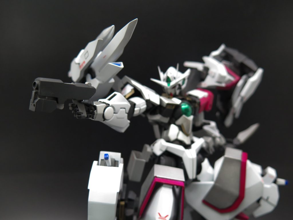 追加装備一式:ペルセウスGNビームピストル右の武装ラッチに装備される拳銃型ビーム砲、連射性能と取り回しに優れる。特殊な粒子弾を使い、弾着点で一時的にGNフィールドを爆散し、敵の攻撃を防げる。