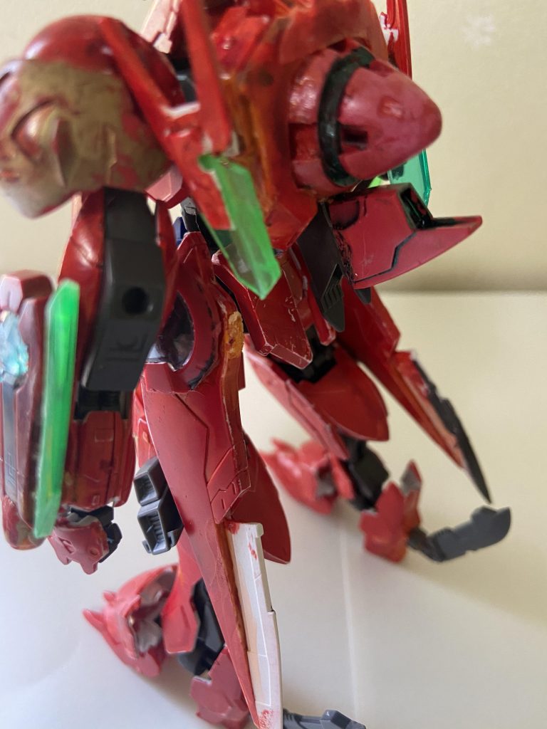 武装GNソードビット、バックパックに取り付けられた2本のビット兵装、遠距離の敵に対応するために新たに作られた、非使用時はバックパックにマウントされている。