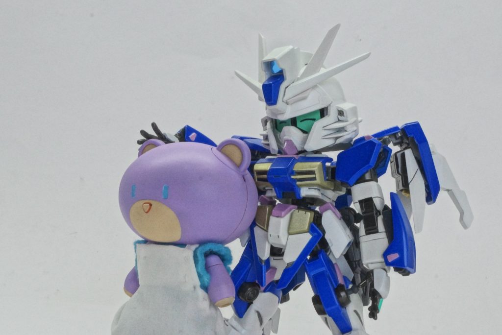 　※「正面」「右流し目」「左流し目」は欲しいとして、あとはどんな表情を用意しようかということで、「ほほえま～目」「ジト目」を用意しました。　「ほほえま～目」はその名の通り、かわいいものや微笑ましい光景に遭遇した際に使用します。SDガンダムにある「ニッコリ目」とは違うタイプを意識しました。撮影にあたっては、「スレイプニルシリーズ搭載ALICEシステム擬人化形態：通称あーさん」に協力いただきました。