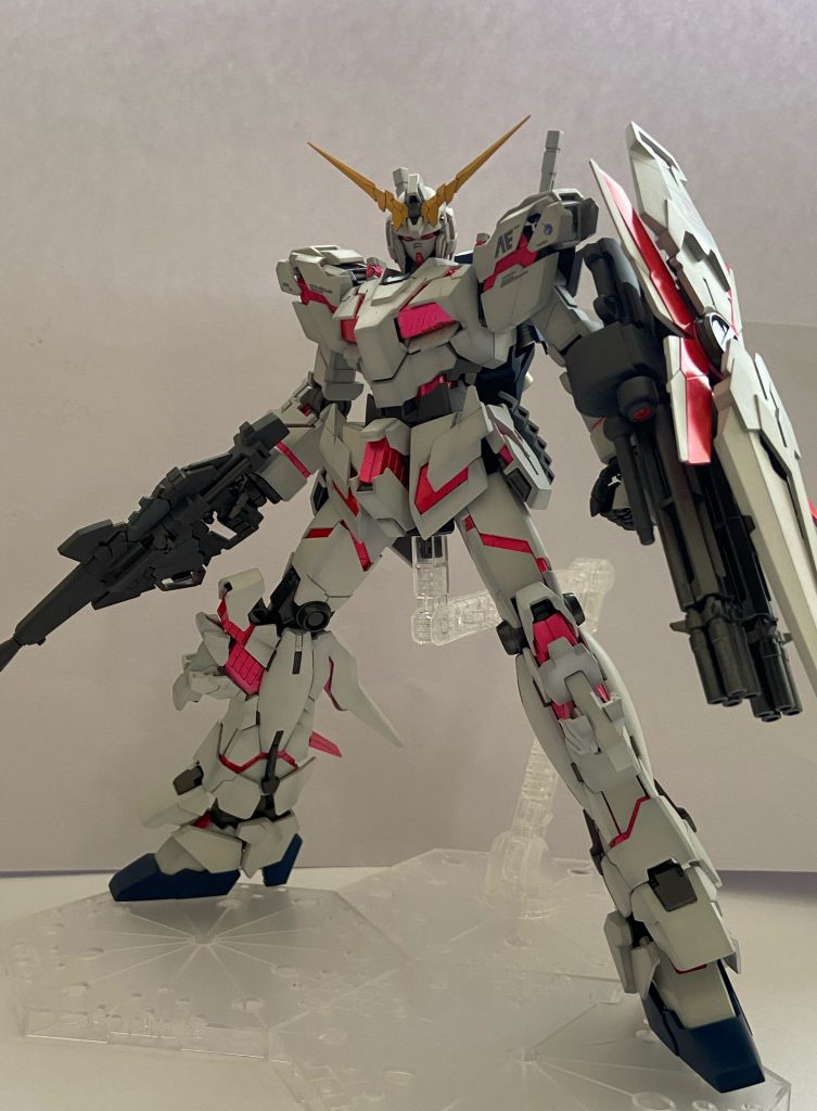 ツインアイ・フェイス・顎の赤い部分を少しずつ大型化。ユニコーンモードのフェイスの裏側は削り込んで干渉しないように。腕と足が細長い印象が強いので、二の腕で1mm短縮。股関節のギミックをオミット&中心で2mm幅増し。サイドアーマーを1mmオフセット。太もものスライド幅を1mm短縮。