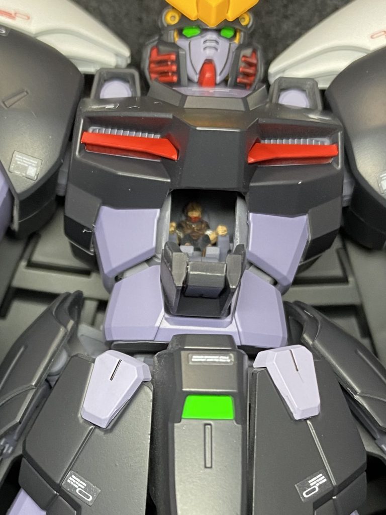 コックピット内部にもいます。