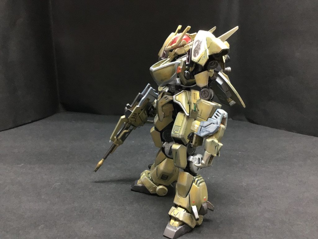 左腕の武装は近接格闘用武器「ホーン・オン・アーム」左肩の鷲(だったかな？)マークは元のキットに唯一付属している水転写デカールで凄く良い状態で残っていてくれたのが、本当にありがたかったです。なんせこのザカールのキットが25年前の代物なのでデカールが生きているのかが、1番の不安材料でした。絵が上手く描けるようになりたい……（´-`）.｡oO