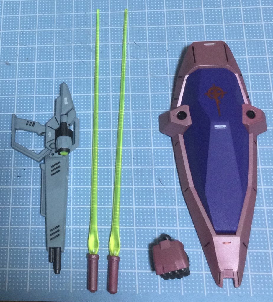 ビームライフルの色…成形色が全然違う（笑）まぁ塗ればいいんですが。明日劇場公開（やっと‼︎）を記念して、ヤフオクに1円スタートで出品しようと思っています。ご興味のある方はお手数ですが探してご覧になってください（id貼るとか知らない人）ではまた〜👋