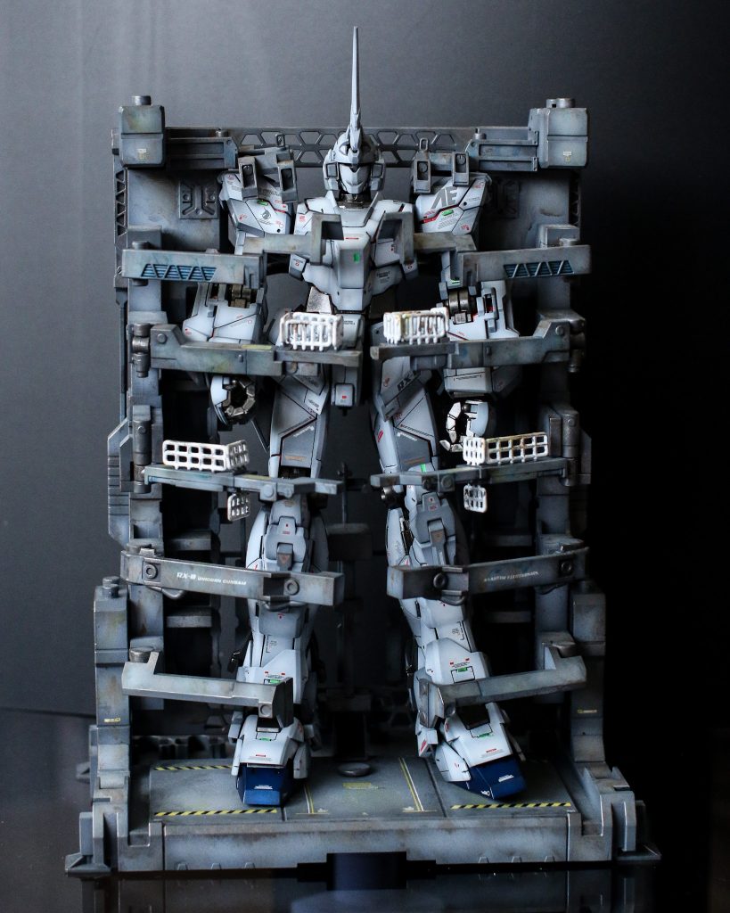 今回は真っ白でのっぺりしてしまうかと、新規スジボリの追加やグラデーション塗装、デカールも相当な枚数を貼ったりと苦労しました。