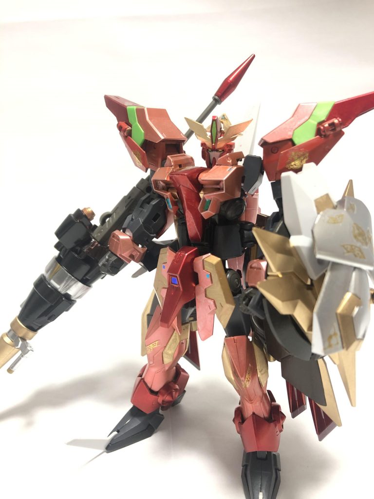 悪ノリから始めてごめんなさい…ここからは普通にやってきます…イージスナイトとイージスガンダムをミキシングしました全体的にメタリックカラーで統一。カラーリングはイージスガンダムと麗騎士レッドウォーリアを参考にしてます腕の保持力が厳しいのでショットランサーは手に持たせずに腕に取り付けてます