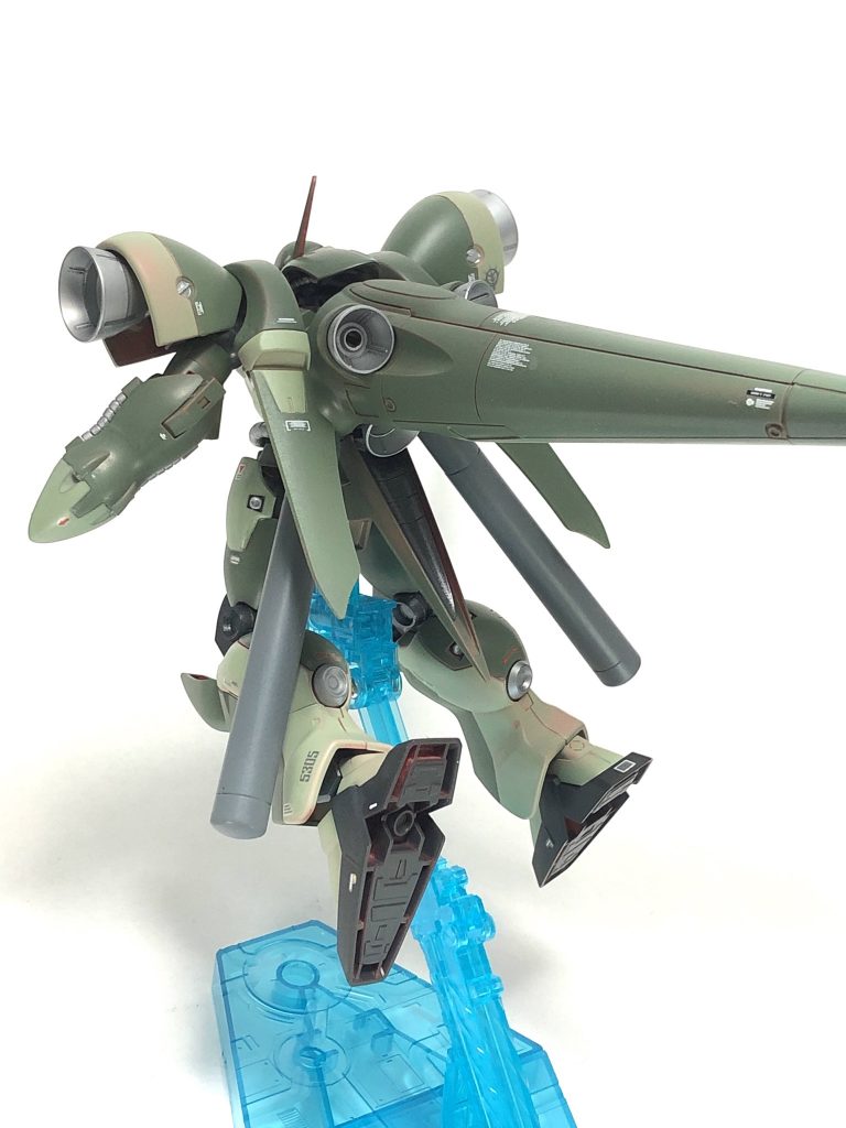 こんなに大きな背中でも傾かないなんて優秀なキットですね。