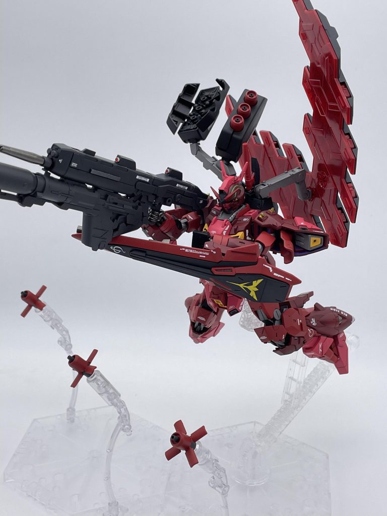 サイコプレートディスプレイ用のアームが無かったので、とりあえずはファンネル射出のみで。ライフルにバズーカ取り付けると流石に重いですね。。。元キットがHGと思えない素晴らしい出来だったので、オススメです！