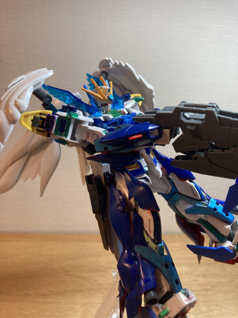 武装については特に変更はない。しかしビームライフルはバスターライフルの合体を再現出来るようになっている。