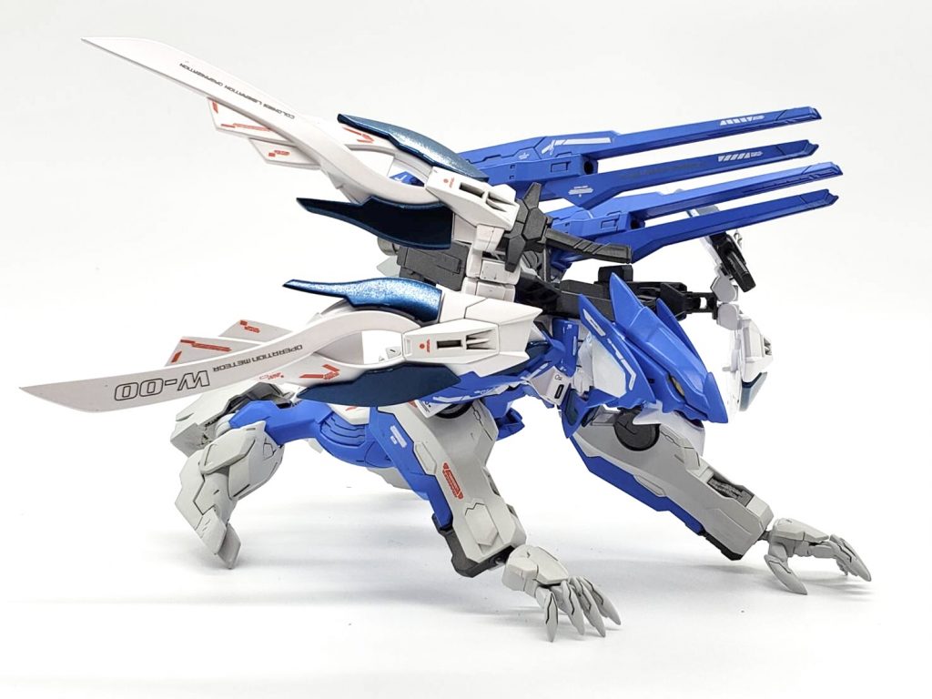 こちらは別角度からのドラゴンショット。基本は両腕の爪で敵を切り裂きます。遠距離にも特化しており、ランチャーを搭載しています。