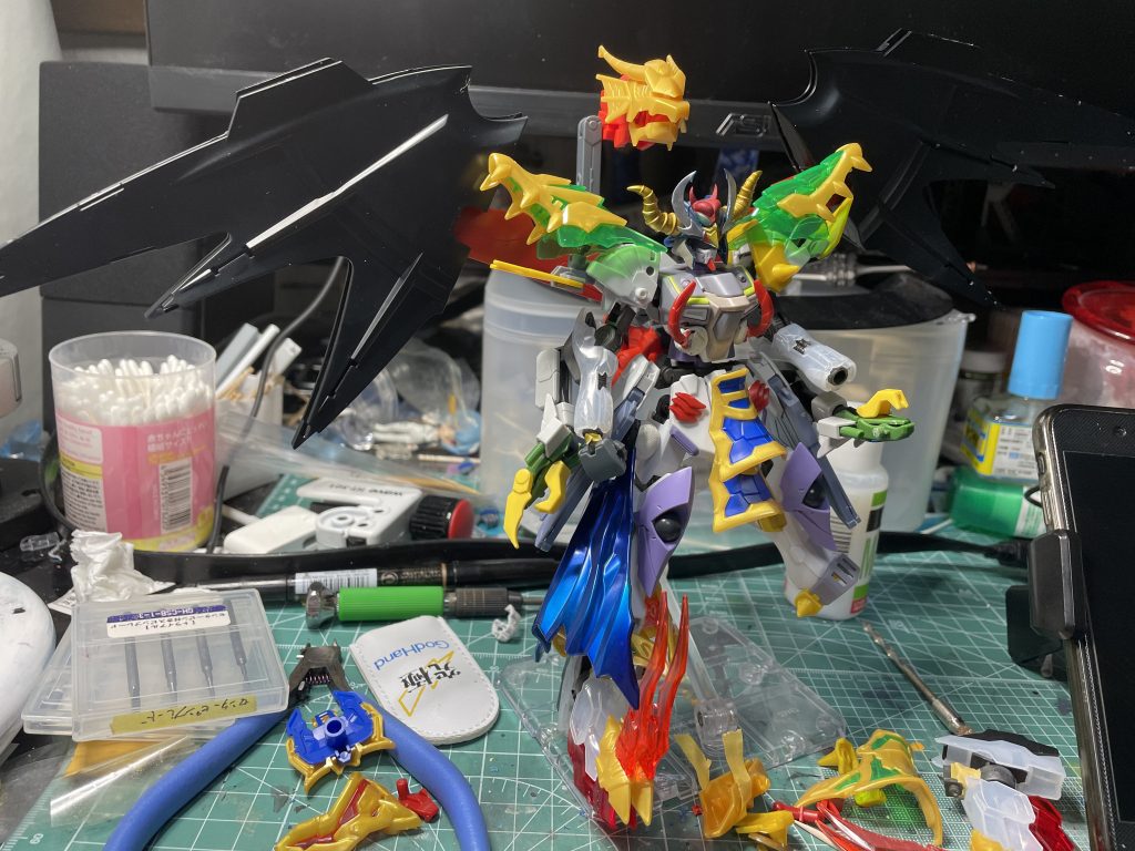 パーツの選定が終わった頃です。ヴァルキランダーの頭部をどう使おうか、悩んでいましたが結局尻尾に単につけるだけに終わりました。