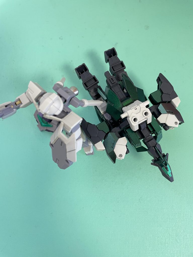 ユニットの装甲はメタリックグリーンと一部100均アイテムで偏光カラーにしています。