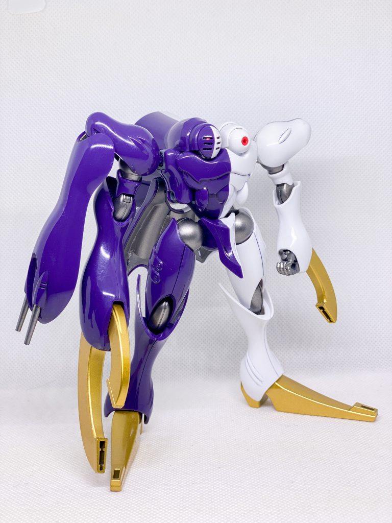 フロントビュー。モノアイ部分はシールの上にUVレジンで立体感を持たせて光を拾いやすくしました。