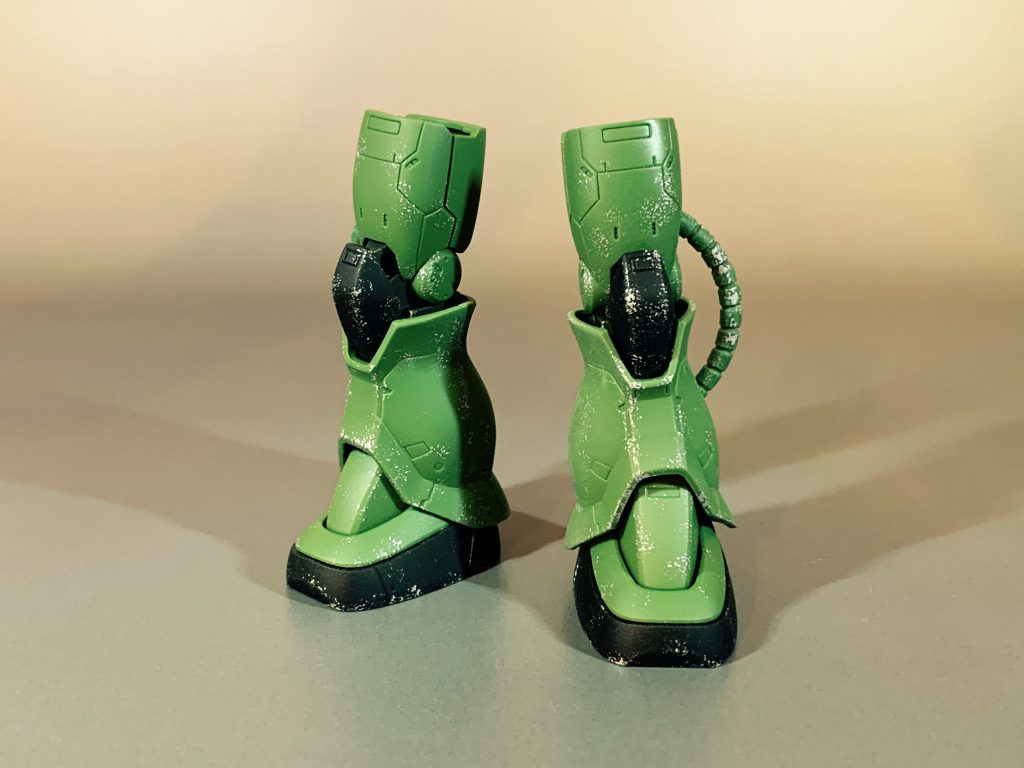 トップコート後にエナメルシルバーをスポンジチッピングしました。