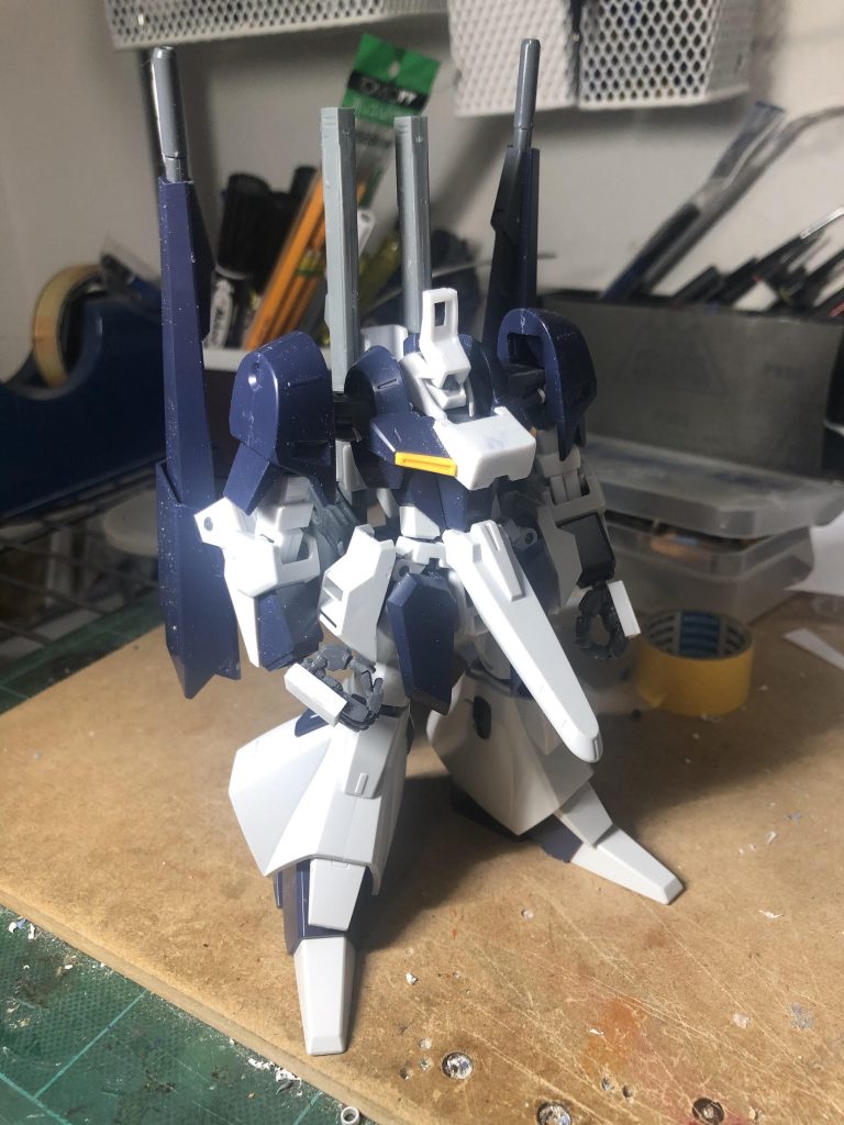 塗装前を見るとギャプランからさほどいじっていないのが分かります。頭、胸、肘の白い部分はプラ板工作です。リックディアスの印象はカラーと頭の形によるところが大きいようですね。