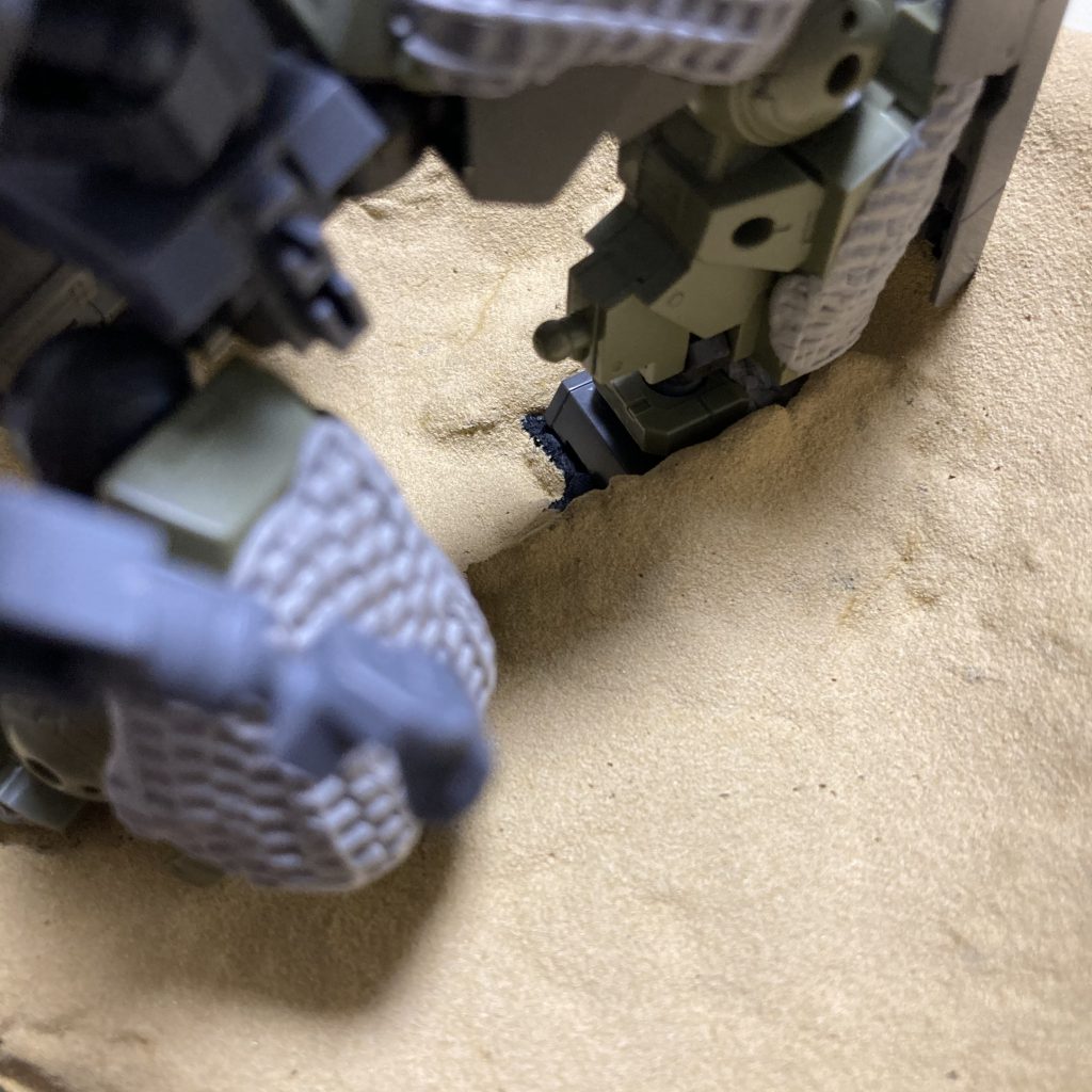 足等が埋まって砂が盛り上がっているように頑張ってみせてました。