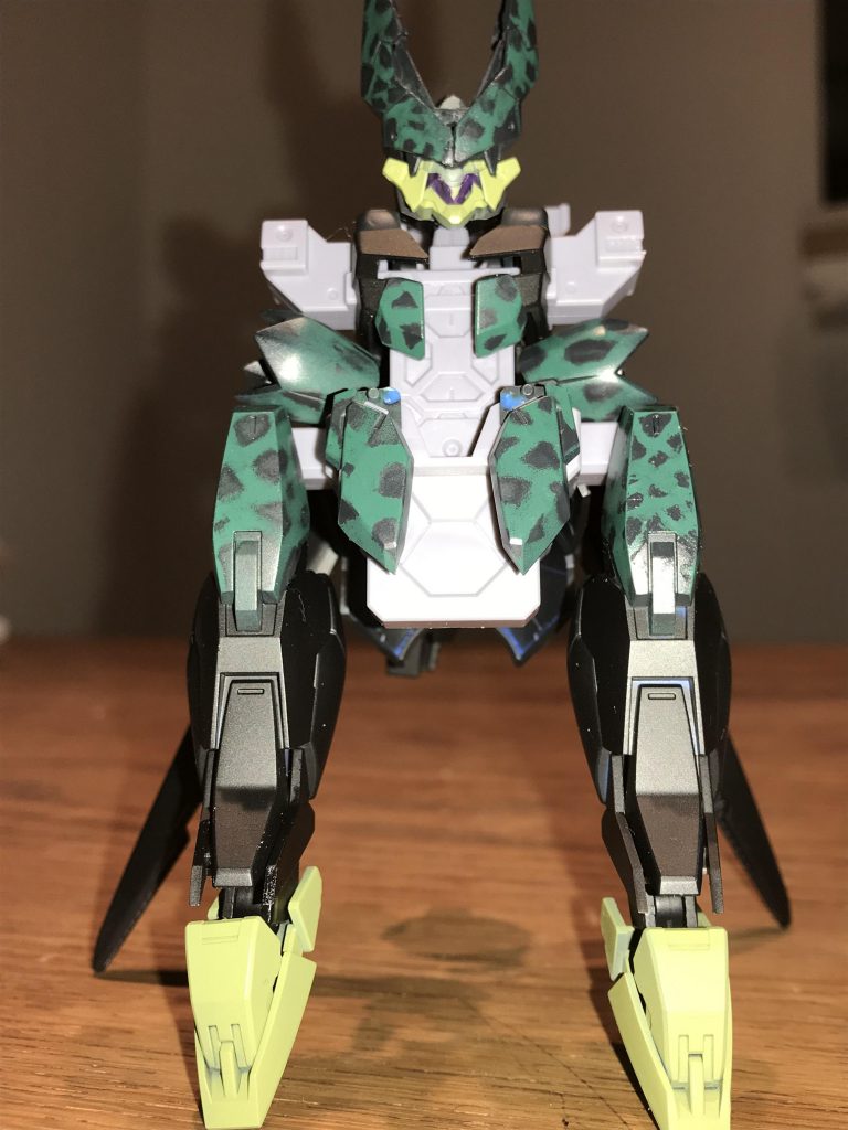 初めはとても苦労し、上手くいかず(左膝あたり)ぼやけてしまいましたが、徐々に慣れ、なんとかイメージ通りにできました。エナメル塗料ほどの匂いもなく、簡単にできたのでよかったです。