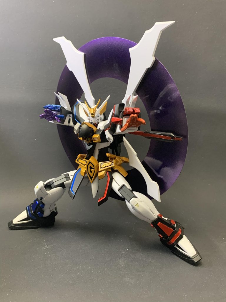 光の輪はプラ板を気出してプラ棒を噛ませてグラデーション塗装をした後に、バックパックに穴を空けて装着しています