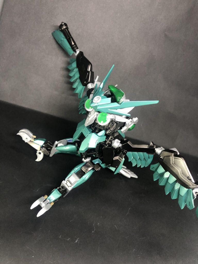 ホッホウ!空を飛ぶときは音を立てずに、隠密の基本さ!気づかれずに近づいて…足の爪でザクッ!とやるホウ!飛ぶときに音が出ない仕組み?それはボクにもよくわからないホー!解説②無音で飛行?フクロウはとても静かに飛ぶことが出来ますが、理由は風切り羽のギザギザ構造(セレーション)にあります。これにより空気抵抗を減らすことで空気との摩擦音が減り、静かに飛ぶことが可能なんだとか。うん、実に忍者っぽい。