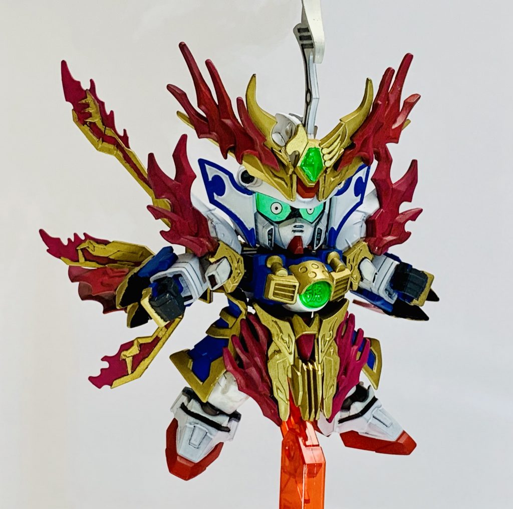 そして今回の作例で肝となるハイパーモード的な張飛ゴッド丸の強化状態、名付けて「輪廻炎凰の構え」カブトのギミックを残しつつツノ飾りを加工し、さらに炎皇張飛ゴッドガンダムの背中パーツやフロントアーマーを利用。さらに張飛ゴッドガンダムのコテについてある炎のようなエフェクトをこの状態で使うことにしました〜
