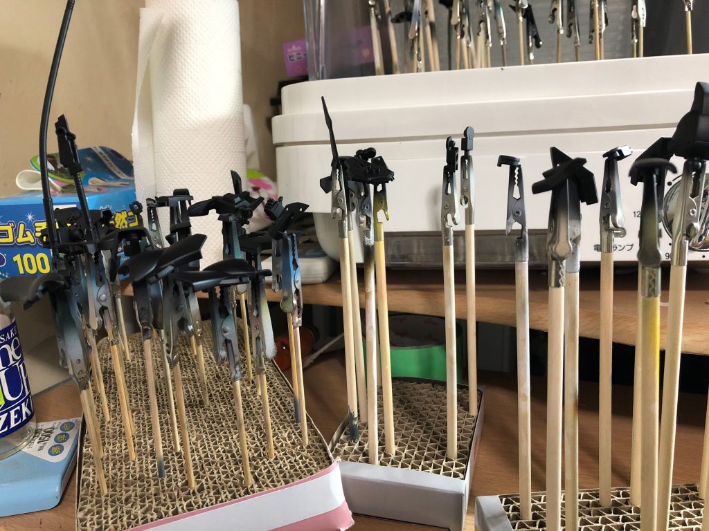 グラデーション塗装を行う為，サフは黒サフで行いました。