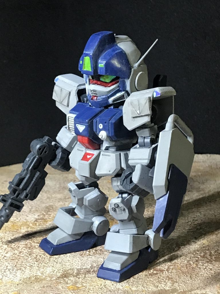ジムの頭部とガンダムの顔パーツで頭部を自作、体は陸戦型ガンダムで作りました。