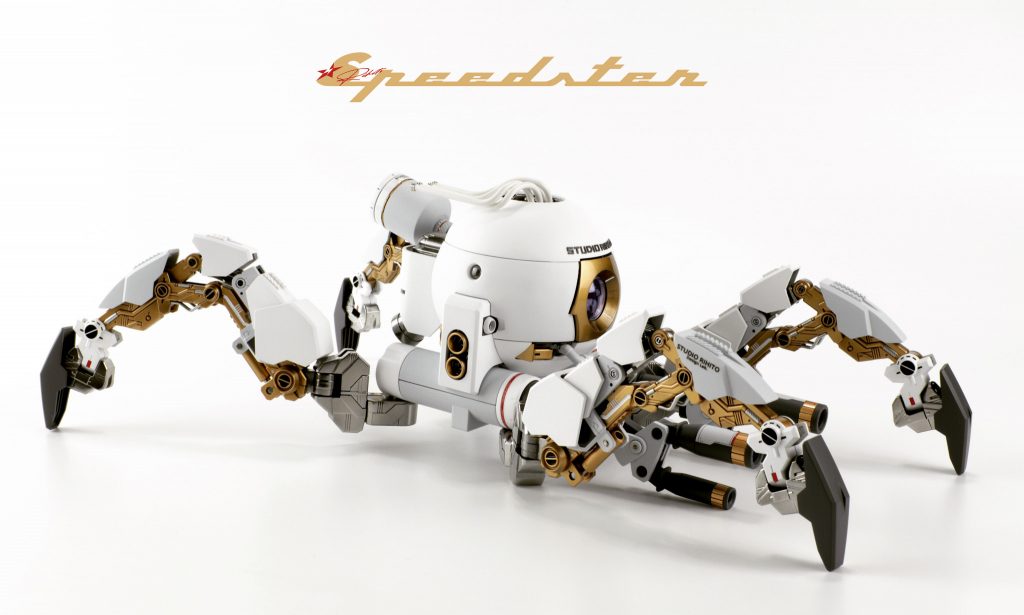 スムージングした外装とフレームのゴチャメカ感との対比が印象的となるデザインにしました。丸いボディを際立たせた低い前傾シルエットが個人的に気に入っています。デカールは自作のロゴデカールとガンタンクのREDラインのみ使用。ハッチ上部のロゴはプラ板から製作。