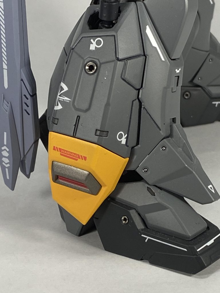 脚部にはメタルボールと小型スラスターとしてメタルノズルを埋め込んでいます。