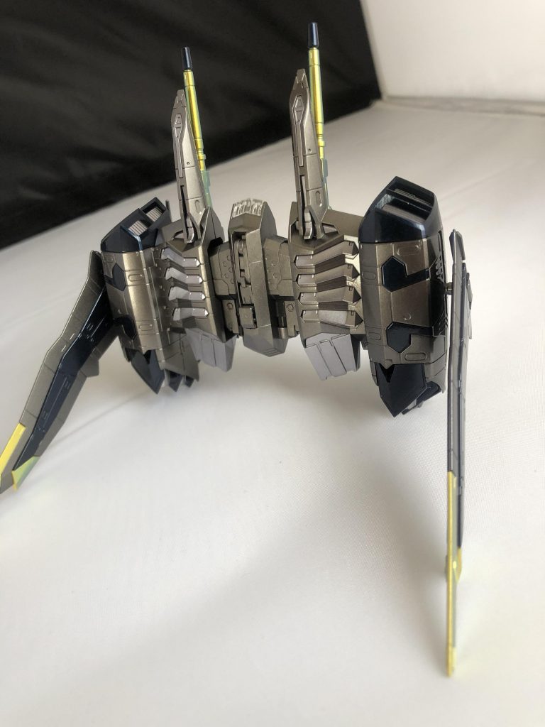 背中のやつ(名前忘れた先述の通りの塗料に加え、フレームなどメカ部分はバーチャロンカラーのフレームメタリック①と②でパーツごとに塗り分け。墨入れはエナメルのフラットアルミ。んで光沢を出すためにONIウレタンクリアーで全体をコートしたよ٩( 'ω' )و