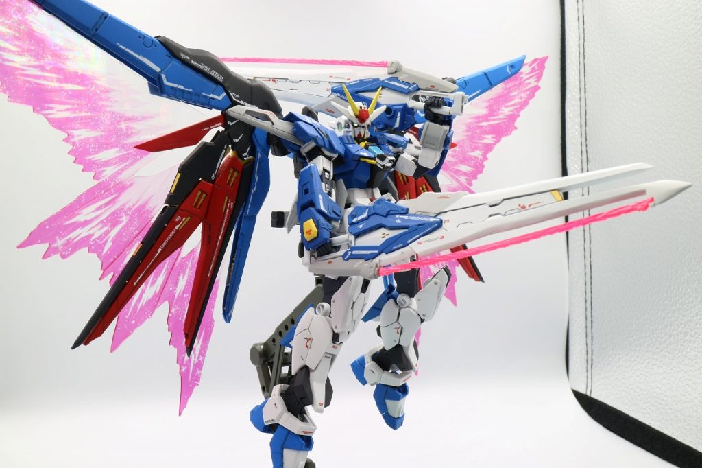 1枚目の全体像はこんな感じです。大剣があれば、そりゃあ、肩で担ぎたくもなるさ!