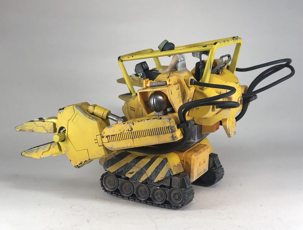 ハロローダーのなかに『U.C.HARDGRAPH 1/35ジオン公国軍機動偵察セット』のワッパの操縦席を収め、30MMのパーツで隙間をうめていますキャタピラも30MMからケーブルはステレオのケーブルを適当に切って使いました 塗装はガンダム マーカーエアブラシ汚しはMr.ウェザリングカラーと、テキトーにドライブラシやスポンジチッピングでなんとなくやりました