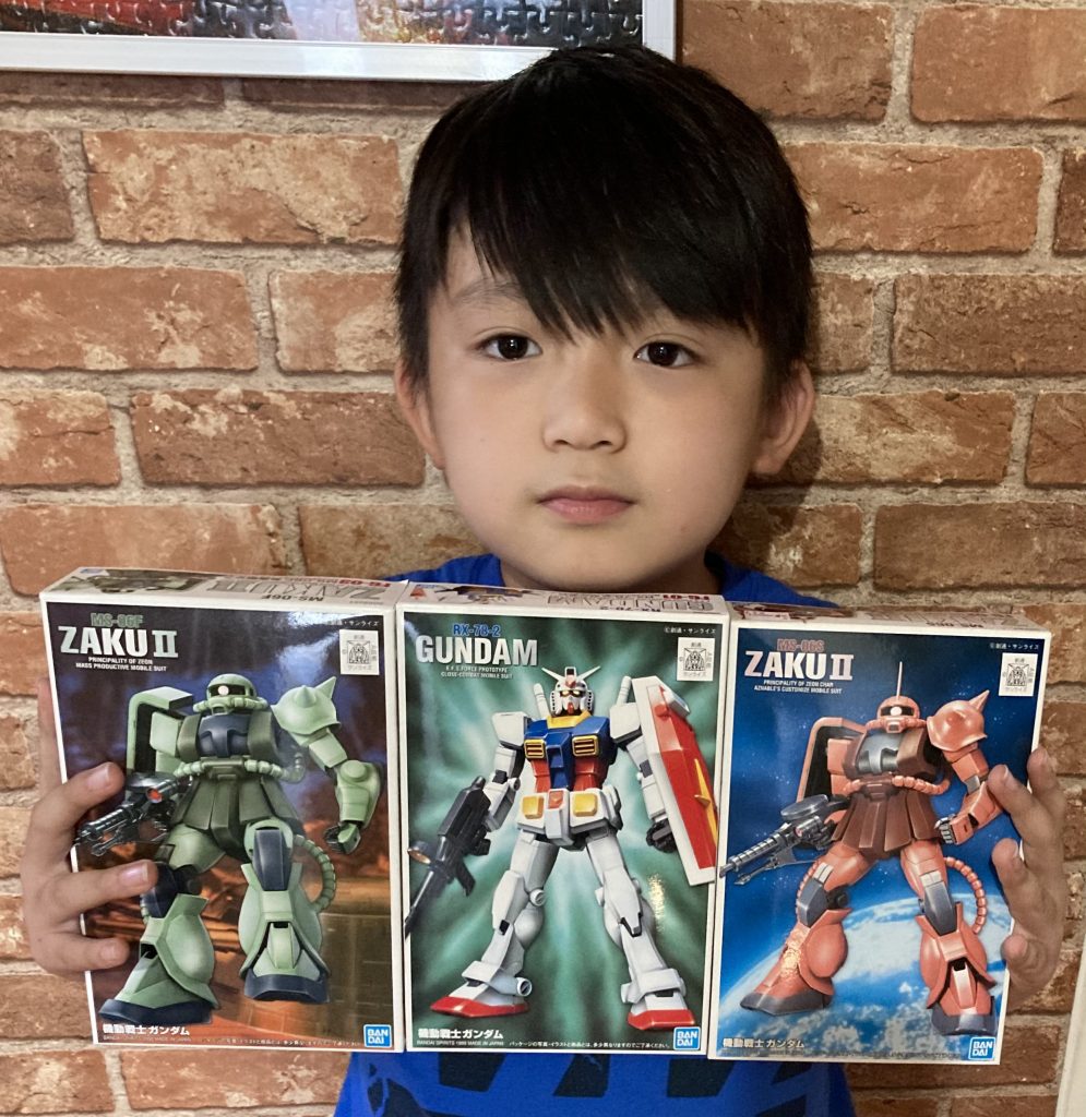 これでFGシリーズは残りシャア専用ザクのみになりました。多分こちらもランナー塗装かもしれませんが、まだ先の制作だと思います。理由はしんどくて時間がかなりかかるからです。(￣O￣;)