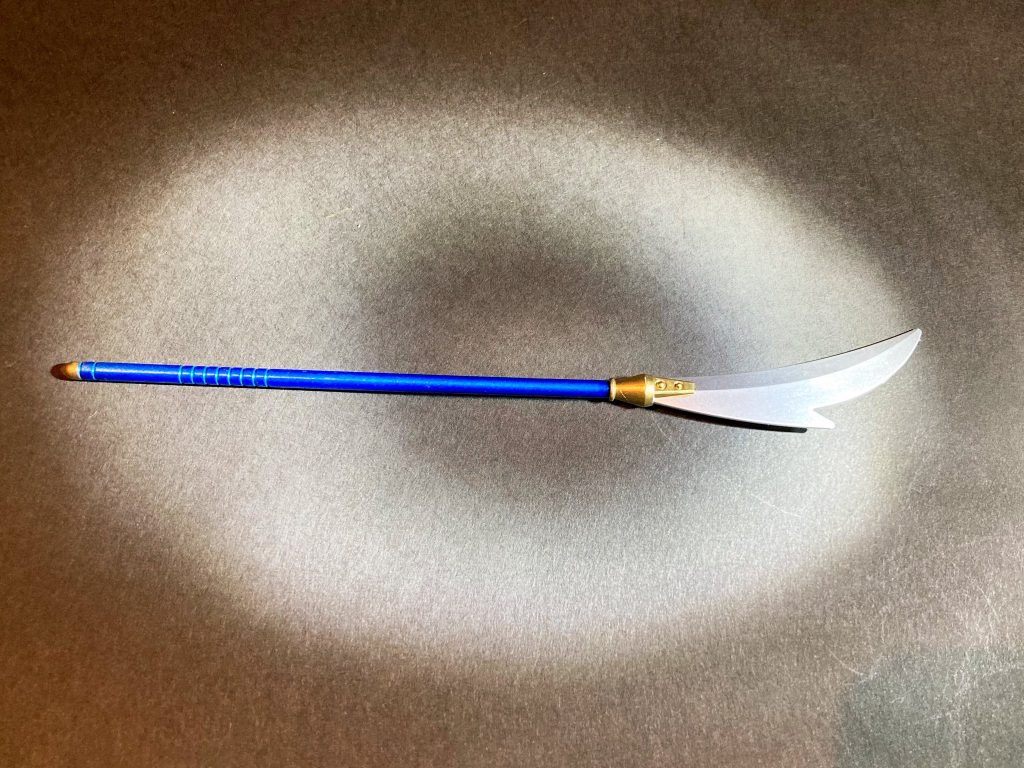 【巴形大薙刀】武芸百般に通じる歴たる武士であり、若き日は騎馬を駆って自ら戦場で陣頭指揮を執り続けた信長である。イエズス会宣教師ルイス・フロイスの遺した記録によると本能寺の変🔥の際、襲い来る明智軍相手に信長自ら大薙刀を振るい、寄せ手の兵ら大勢を討ち取った勇戦が伝わっている。