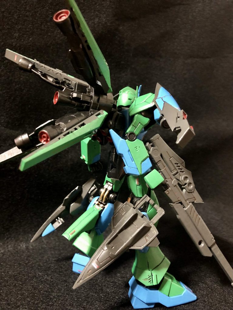 主要追加装備のクアッドラムブースター。四基のバーニアをサイコミュで任意の方向へ切り替え、様々なベクトルへの急制動急加速による戦闘軌道を行う事を目的とした装備