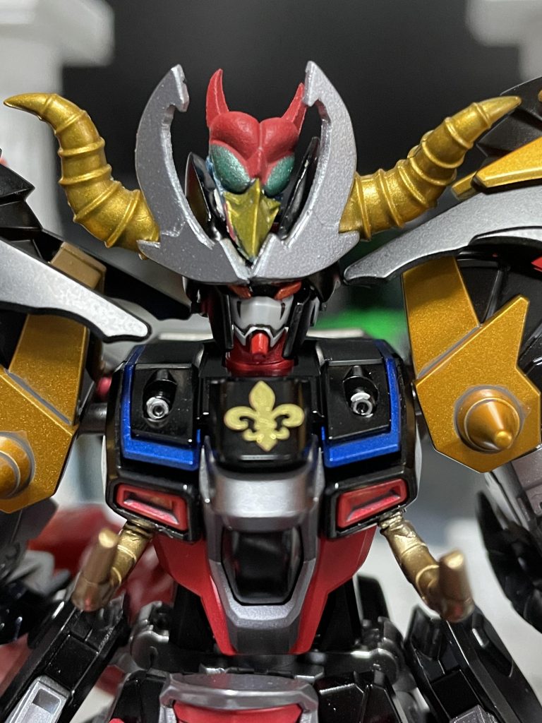 顔アップ。残念ながら、あまり精度は高くできませんでした。ガシャポンのブラックドラゴンのツノと中心部を使いつつ、後はガンダムジ・エンドの頭部とデスティニーのマスクを使用しています。